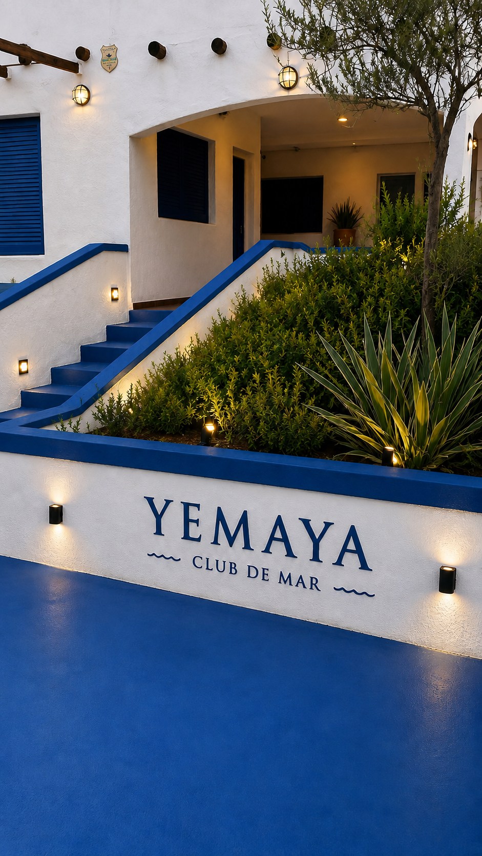 Entrada y fachada proyectadas de Yemaya Club de Mar