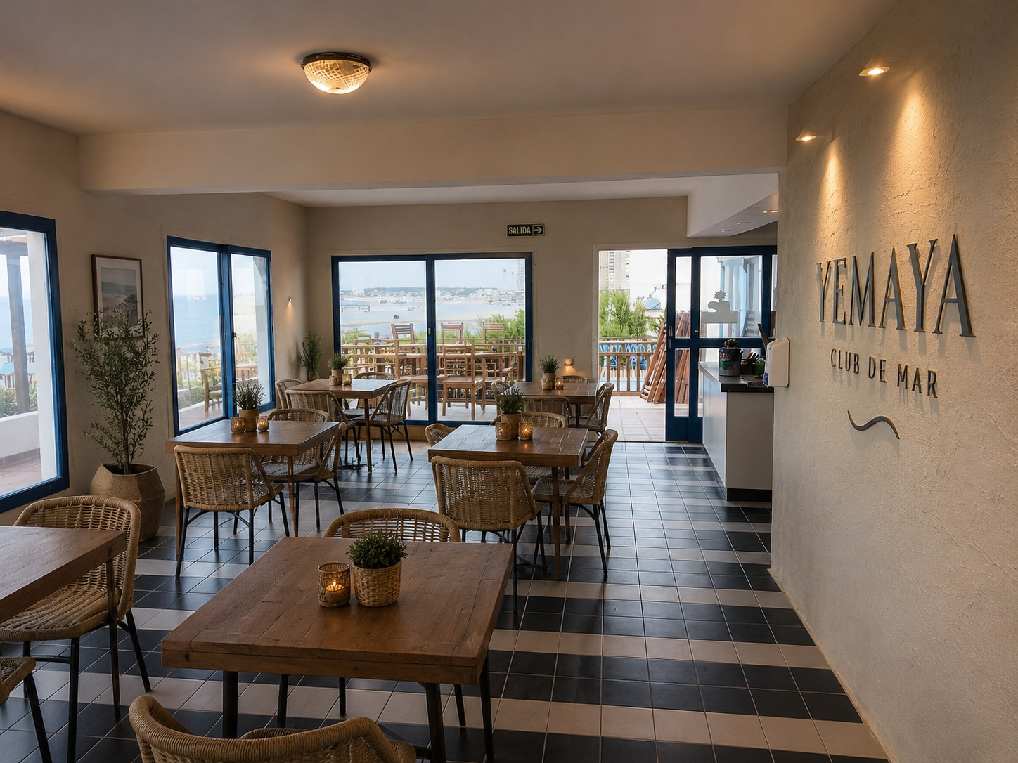Salón interior proyectado de Yemaya Club de Mar con vista al mar